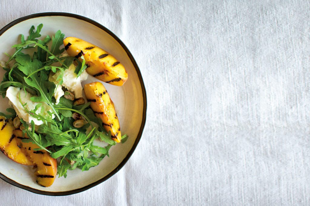 Receta: ensalada de duraznos a la parrilla, mozzarella y rúgula Duraznos