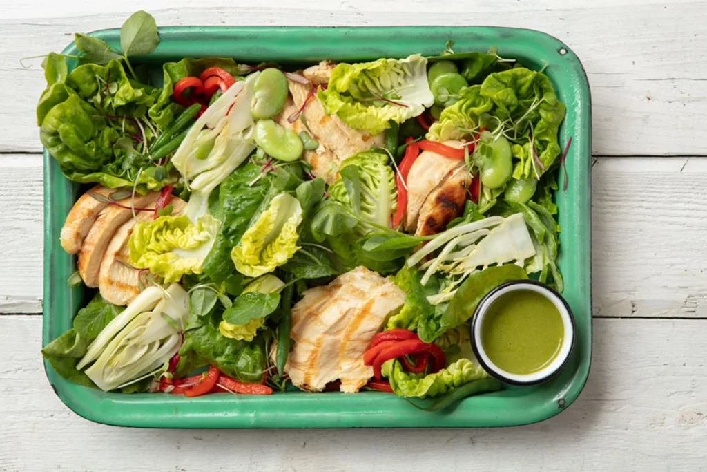 Receta de ensalada con pollo y aderezo de albahaca y miel Receta de ensalada con pollo y aderezo de albahaca y miel