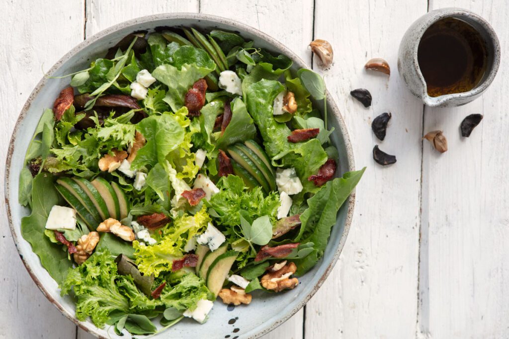 Receta de ensalada con feijoa, queso azul, tocineta y nuez de nogal Receta de ensalada