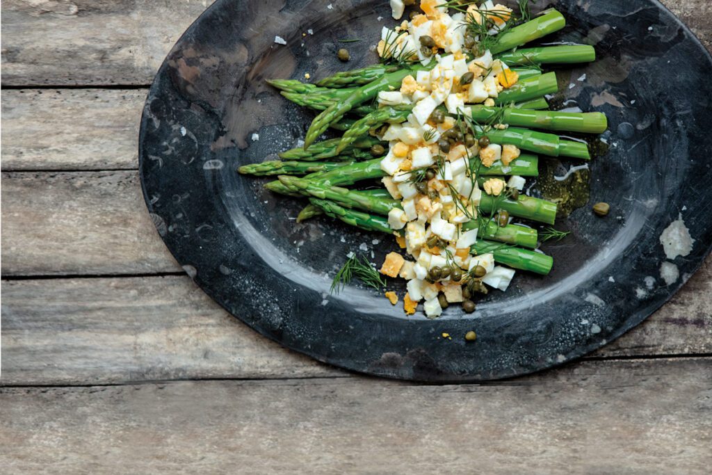 Receta: espárragos con huevos y alcaparras Espárragos