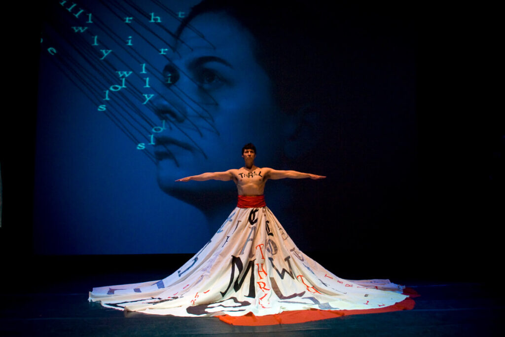 Una mirada estética a la obra de emily dickinson Falda the thrill came slowly (2008), que hizo parte de la ópera divide light