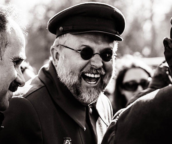 Hombre de lentes está alegre