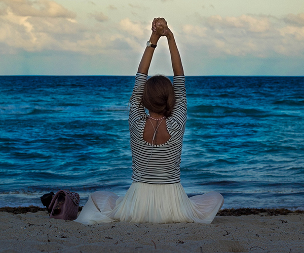 Mujer feliz en la playa