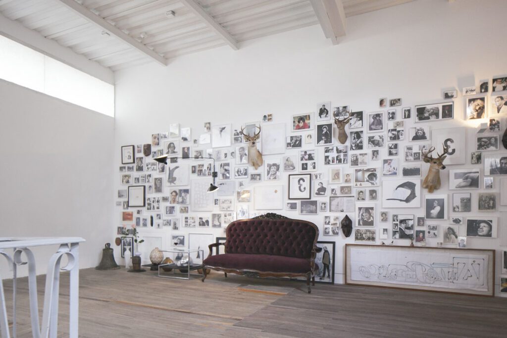Flora ars+natura, espacio de arte contemporáneo dirigido por josé roca que fue creado en el barrio a mediados del año 2013.