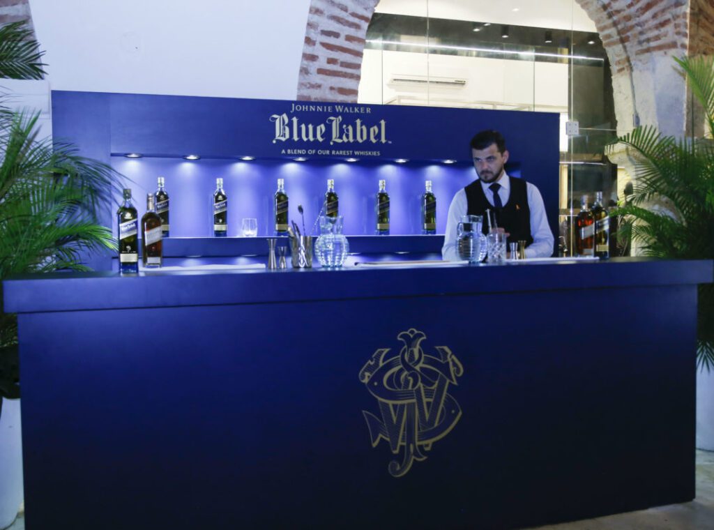 Johnnie walker blue label y le collezioni celebraron un año exitoso en cartagena Roy fernández, mónica rhenals, maximilian zielcke, patrizia ferraro y alessandro tedischi.