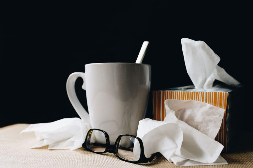 Pañuelos desechables y gafas, alergias