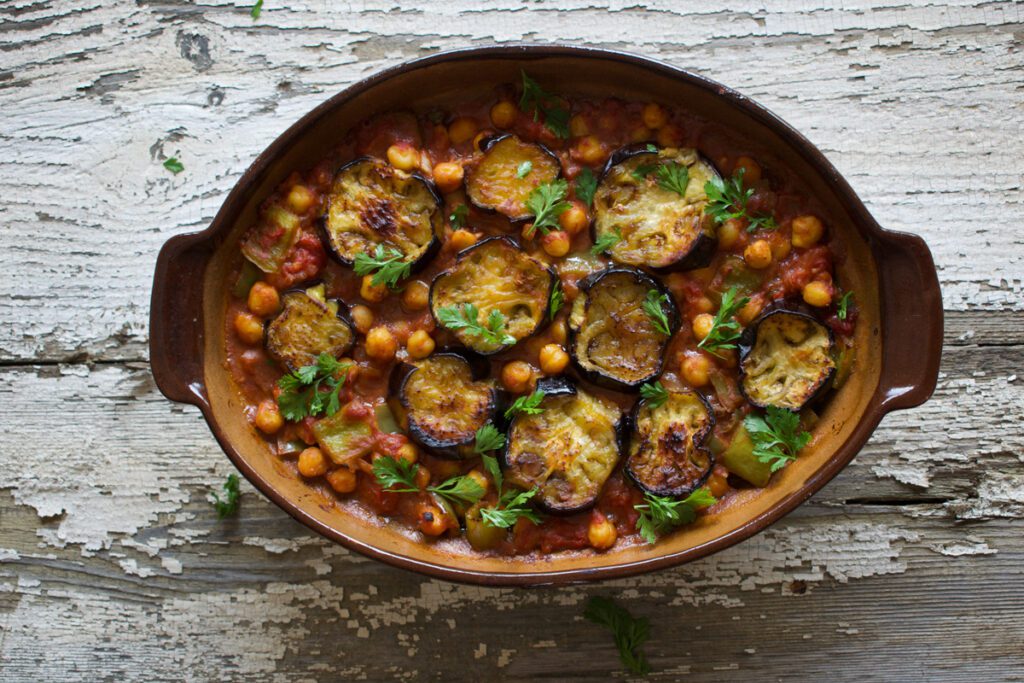 Garbanzos horneados con berenjena y tomate Garbanzos