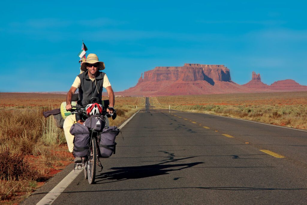La historia del argentino que le dio la vuelta al mundo en bicicleta Pablo garcía pedaleando en el valle de los monumentos, en estados unidos.
