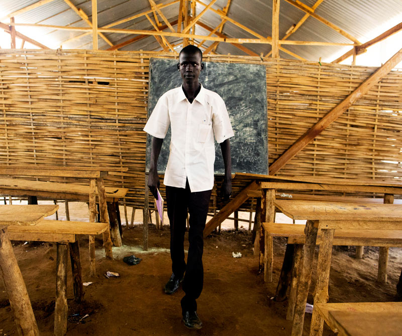 Muchos jóvenes y niños han tenido que dejar la escuela por la guerra. Esta es una escuela provisional construida por las naciones unidas en sudán del sur.