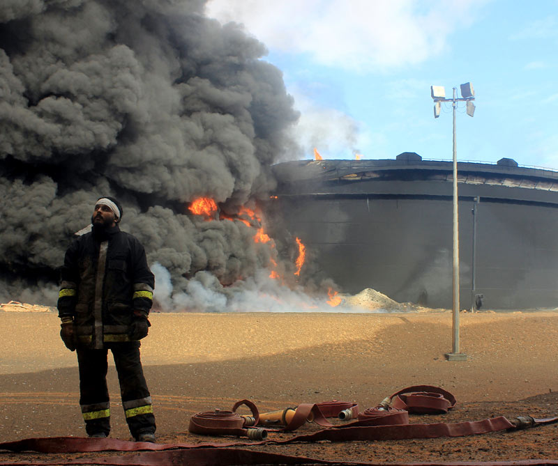 Luego del derrocamiento de gadafi, libia no ha encontrado paz. El hambre de poder del ejército y los conflictos entre tribus hacen cada vez más difícil la consolidación de la democracia.