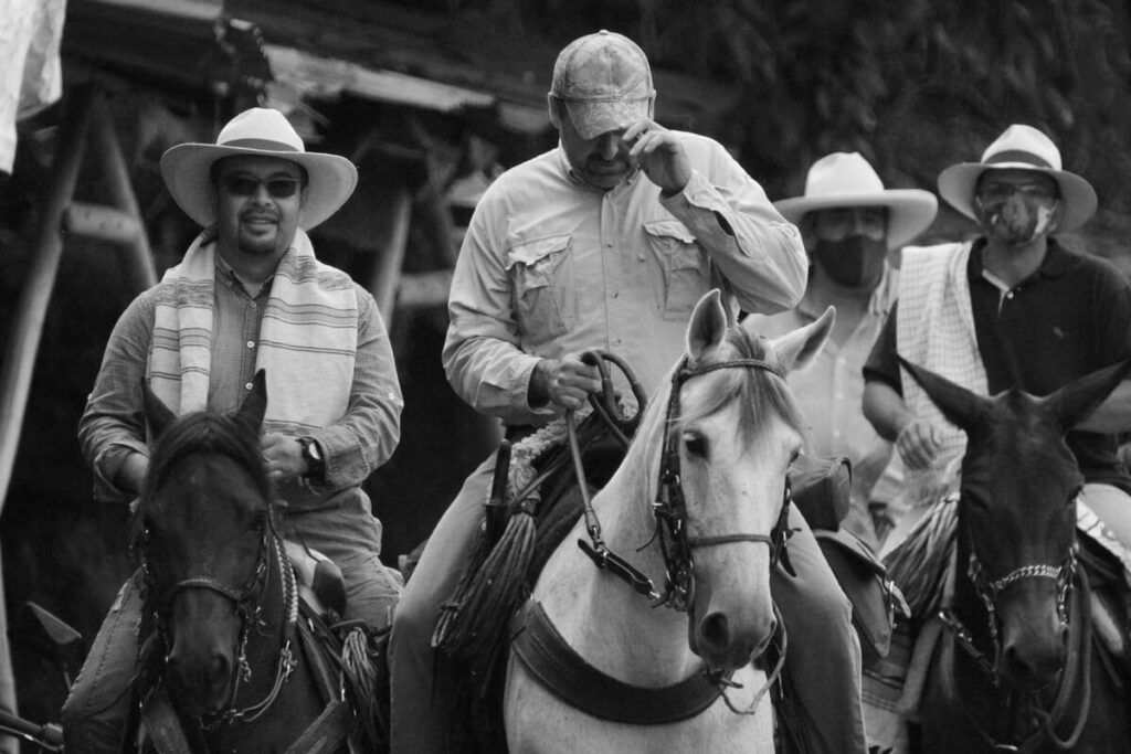Hombres a caballo