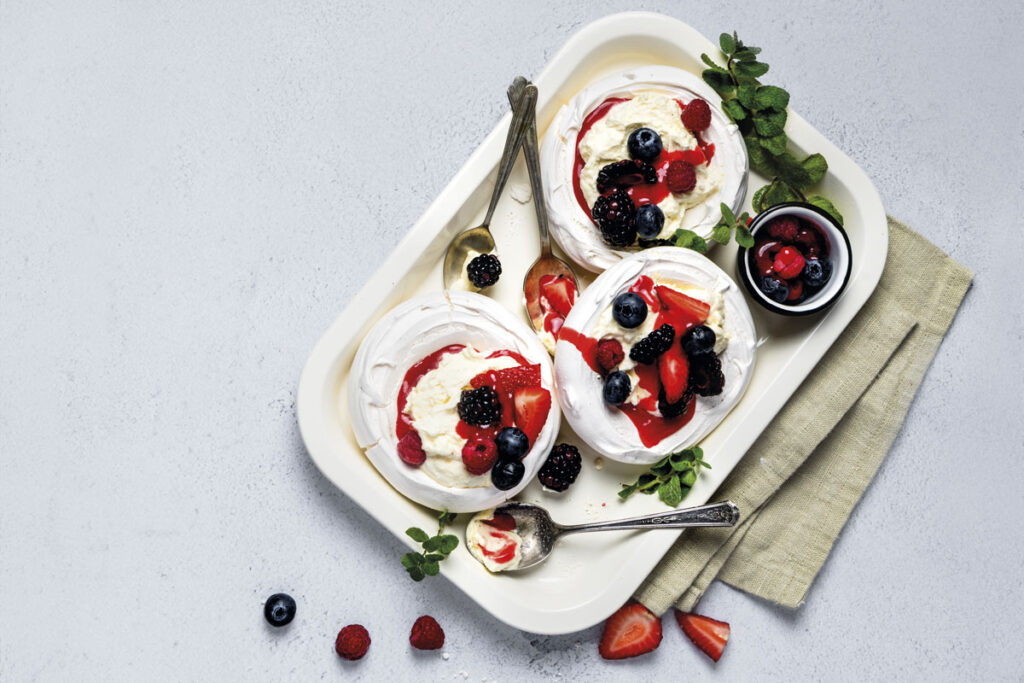 Las recetas de tres exquisitos postres según la chef tansy evans Foto de josé iskandar
