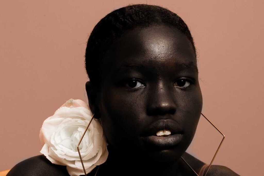 Recetas con pétalos de rosa para conservar la belleza natural de la piel Ojos, rosa blanca