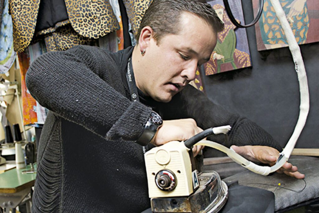 El taller de un diseñador valiente: jorge duque Jorge duque, el modisto valiente