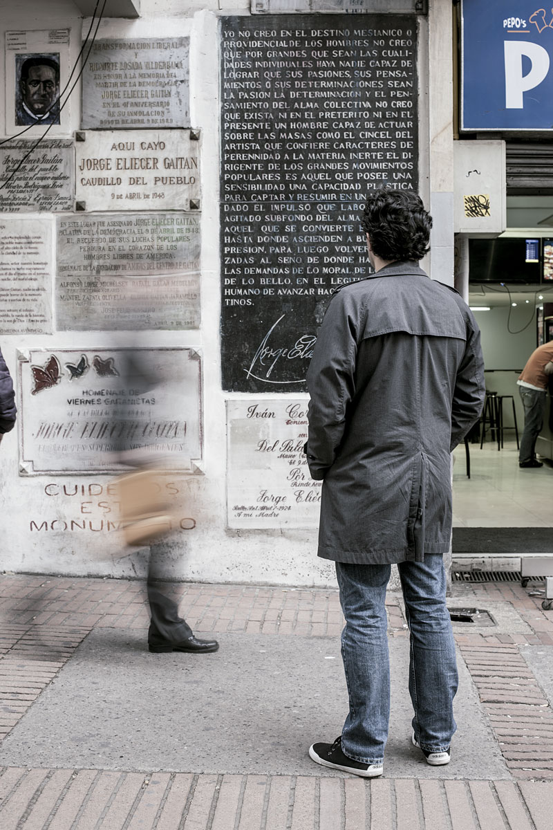 Juan Gabriel Vásquez en la carrera séptima de Bogotá