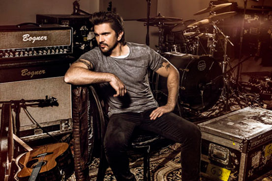 Juanes con los instrumentos