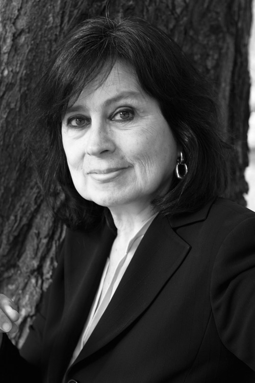 Laura restrepo: “si quieres ver a un monstruo, mírate al espejo”