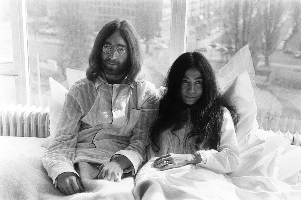 Compositor, poeta y dibujante: una mirada a john lennon Compositor, poeta y dibujante: una mirada a john lennon