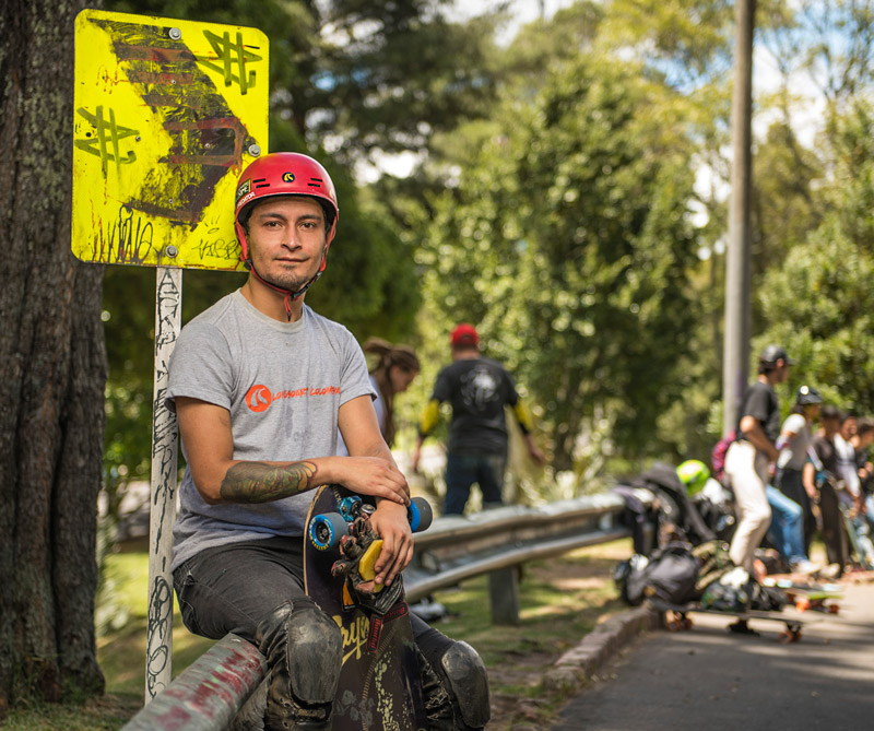 Todo sobre el longboard en colombia, el arte de surfear en el asfalto