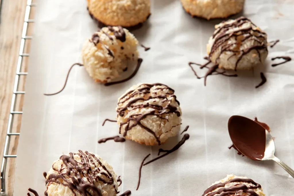 Aprenda a preparar macarrones de coco con chocolate