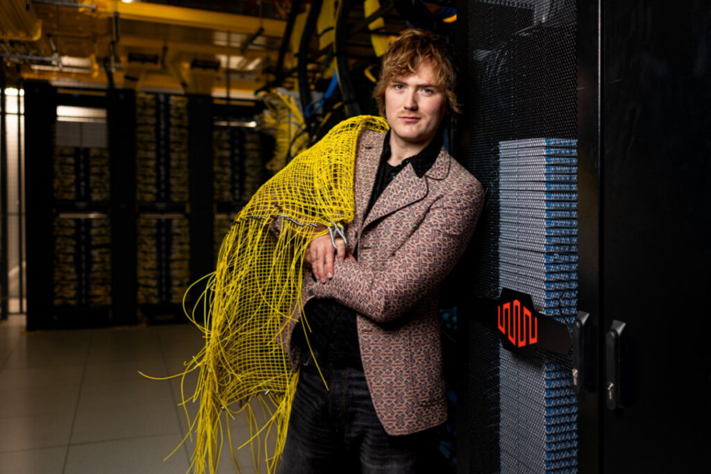 Maximilian raynor diseñó un vestido inspirado en internet Maximilian raynor