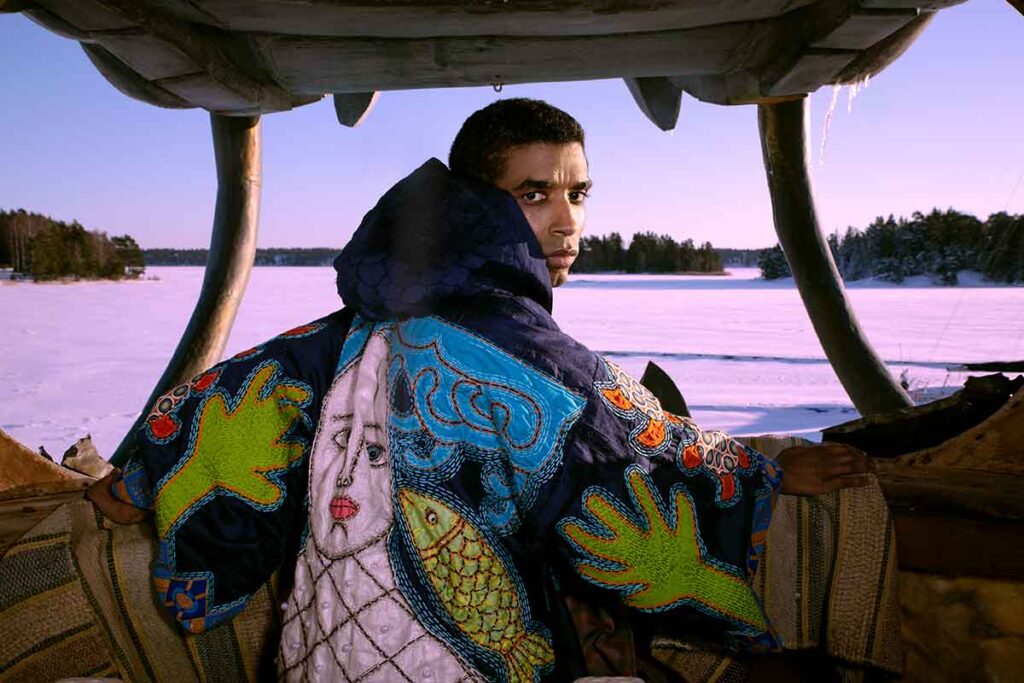 La bienal de venecia 2024: un viaje artístico a través del desplazamiento y la pertenencia