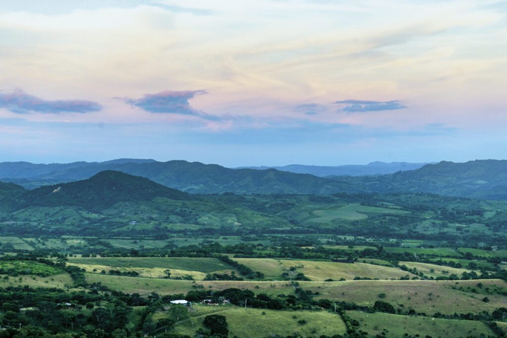 Cuando la luna llena sale en los montes de maría Montes de maría