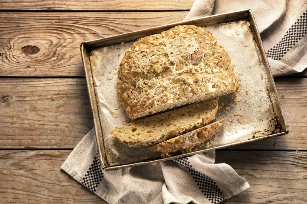 Aprenda a preparar pan de soda con avena en casa