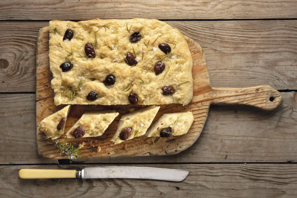 Prepare pan italiano con esta sencilla receta de focaccia con romero