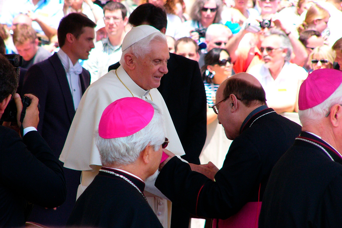 Papa renuncia, Facebook