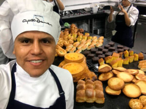 Carlos casadiego: de gran ejecutivo a chef pastelero en paramarte Carlos casadiego: de gran ejecutivo a chef pastelero en paramarte