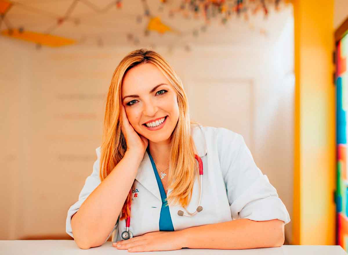 La doctora Lucía Galán Bertrand lanzó su más reciente libro Los virus no entran por los pies.