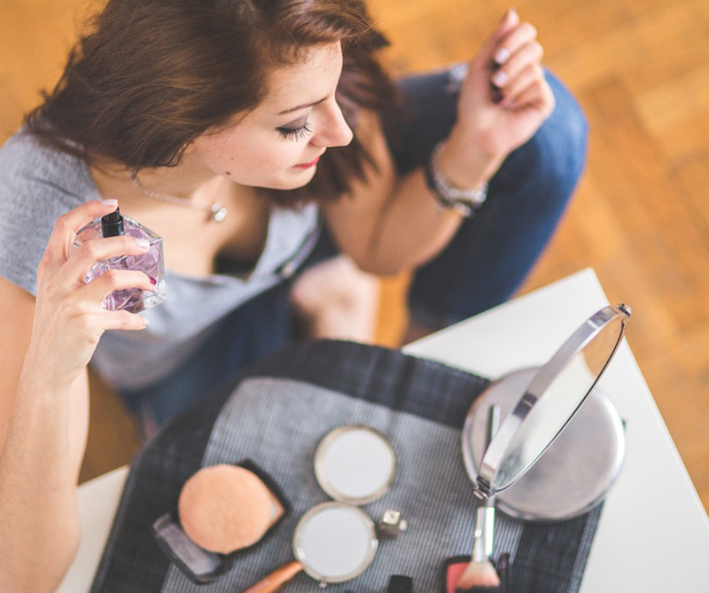 Modern Muse, Estée Lauder.; Goldea, Bvlgari.; Le Parfum Rose Couture, Elie Saab.; Chance Eau Vive, Chanel.; Aura Floral, Loewe.