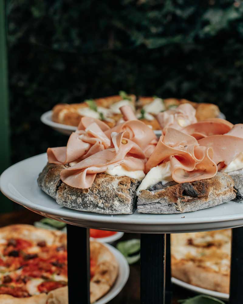 lucrezia pizza con carbon activado