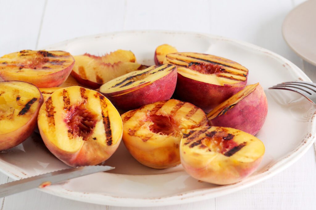 Recetas para preparar la papaya, los melocotones y la piña a la parrilla Frutas a la parrilla