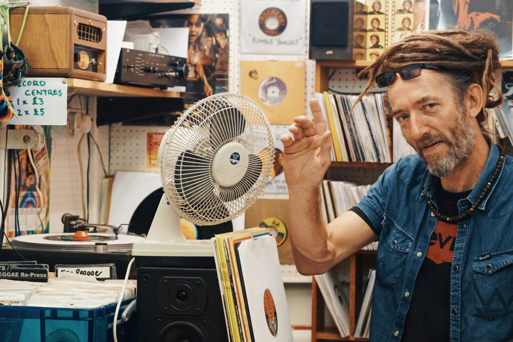 Así era la vida de un coleccionista de música en los años 80 Toño cuellar, coleccionista