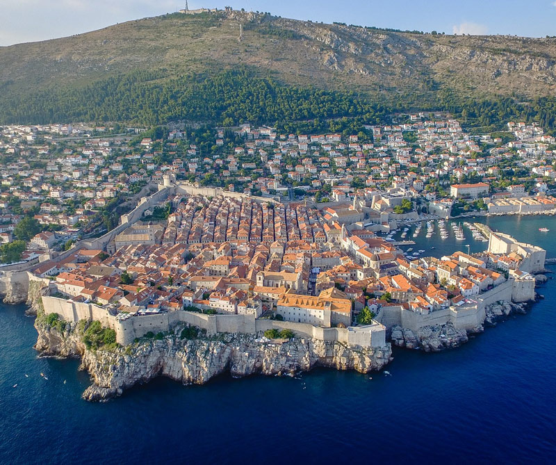 Dubrovnik - Esta ciudad amurallada cuenta con la Iglesia de San Blas, hasta el Palacio Sponza y la Catedral barroca de Dubrovnik que cuenta con cientos de relicarios de oro y varias obras del maestro Tiziano. Foto: Diego Delso /(CC BY-SA 4.0)