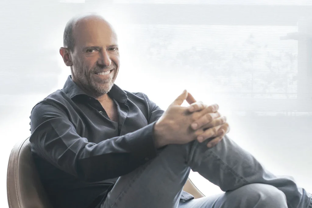 "la ironía sirve para burlarse sutilmente, sin que la víctima se entere del todo", diego trujillo