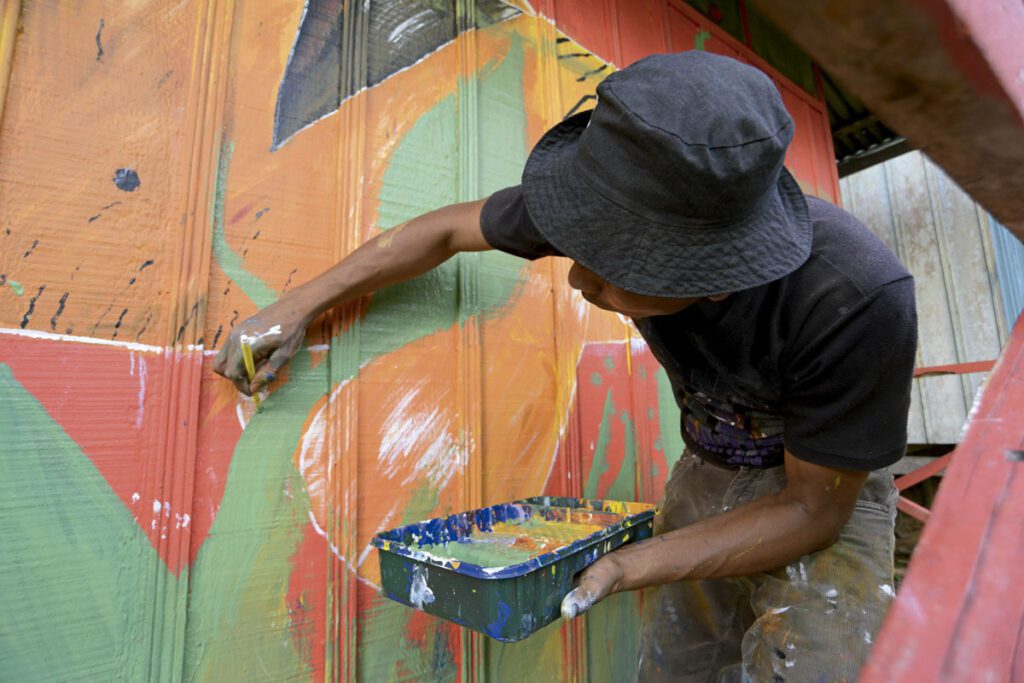Así vive el arte y la naturaleza en el amazonas Artista pintando en mocagua.