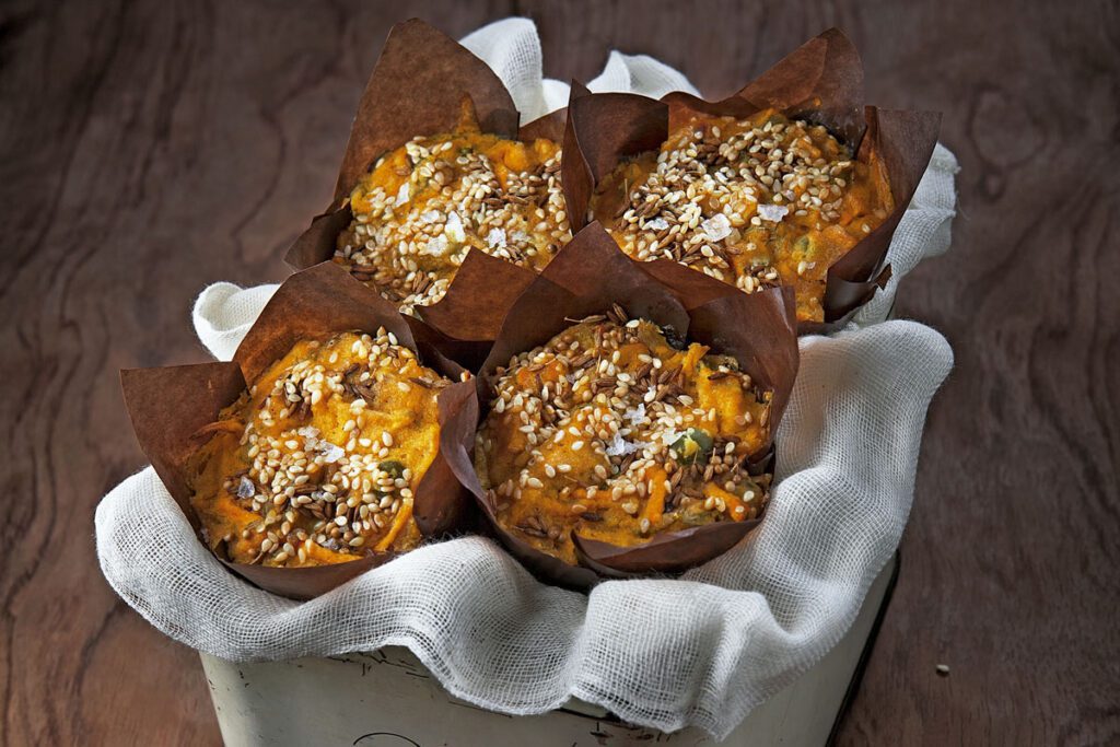 Receta para preparar una torta de banano y calabacín, ponqué de almendras y una handwa Receta para preparar una torta de banano y calabacín, ponqué de almendras y una handwa