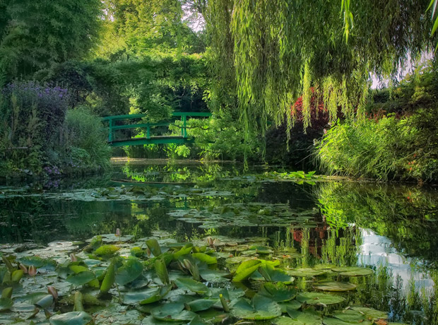 Francia, estanque con puente japonés