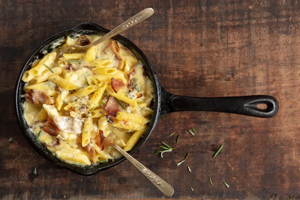 Receta de pasta horneada con tocineta, romero y queso azul Receta de pasta horneada con tocineta, romero y queso azul