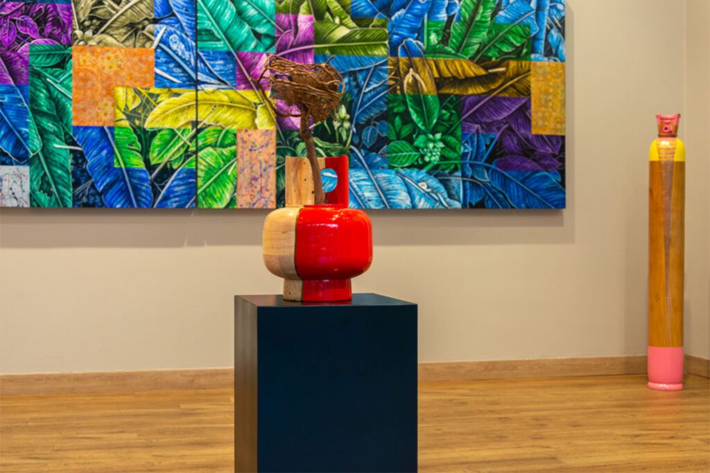 Oscar villalobos: arte, contraste y guerra con 'selva en conflicto' Exposición artística