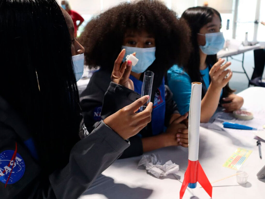 Elizabeth y otras 29 niñas colombianas cumplieron su sueño de ir a la nasa Elizabeth y otras 29 niñas colombianas cumplieron su sueño de ir a la nasa