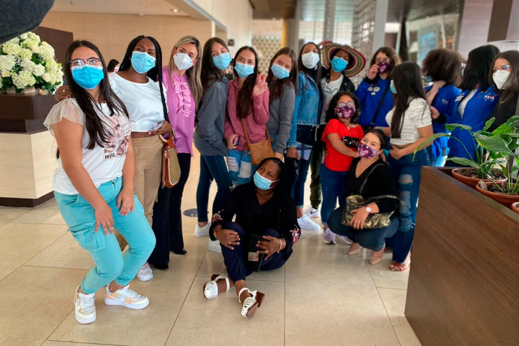 Elizabeth y otras 29 niñas colombianas cumplieron su sueño de ir a la nasa Elizabeth y otras 29 niñas colombianas cumplieron su sueño de ir a la nasa