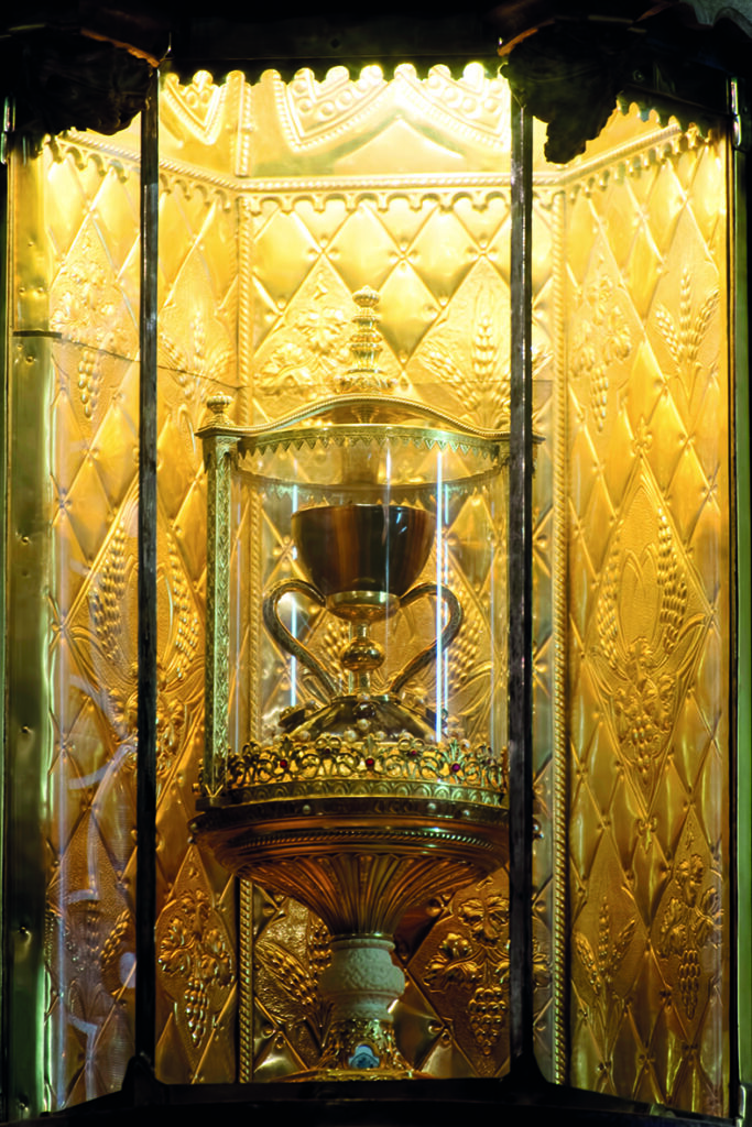 En la Catedral de Valencia, supuestamente, se guarda el cáliz que utilizó Jesús en la última cena / Lenush (shutterstock)