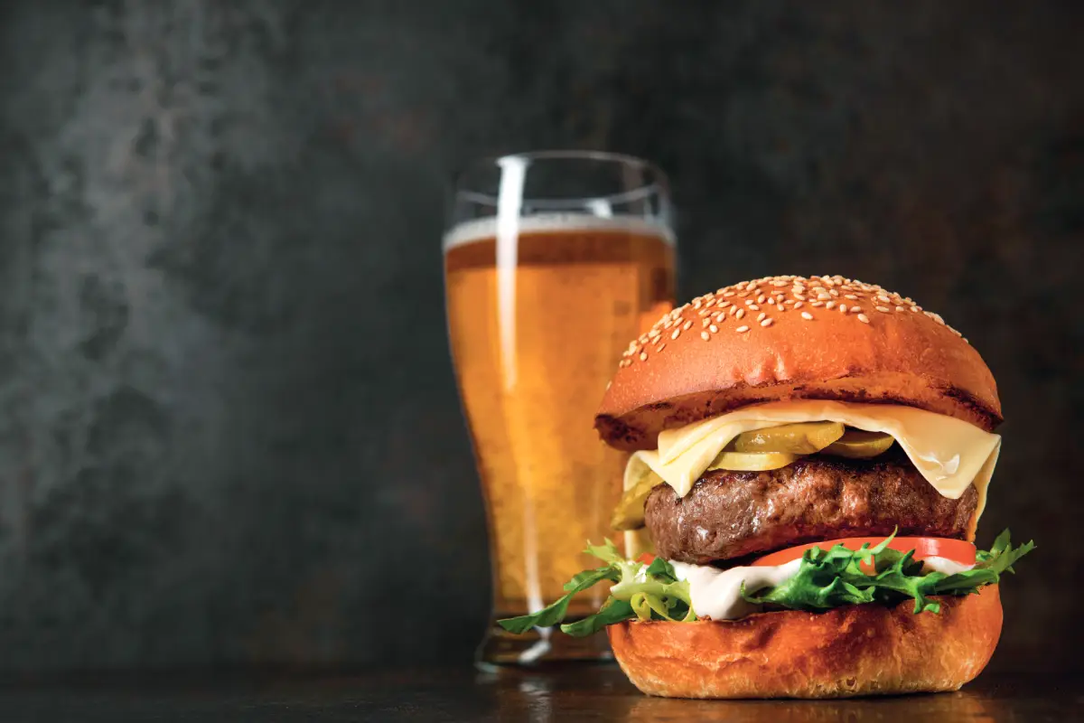Cerveza y hamburguesa