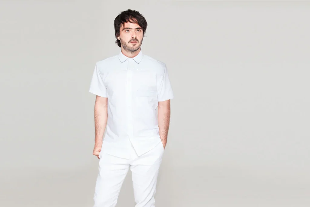 5 canciones que no pueden faltar en el dj set de simón mejía 5 canciones que no pueden faltar en el dj set de simón mejía