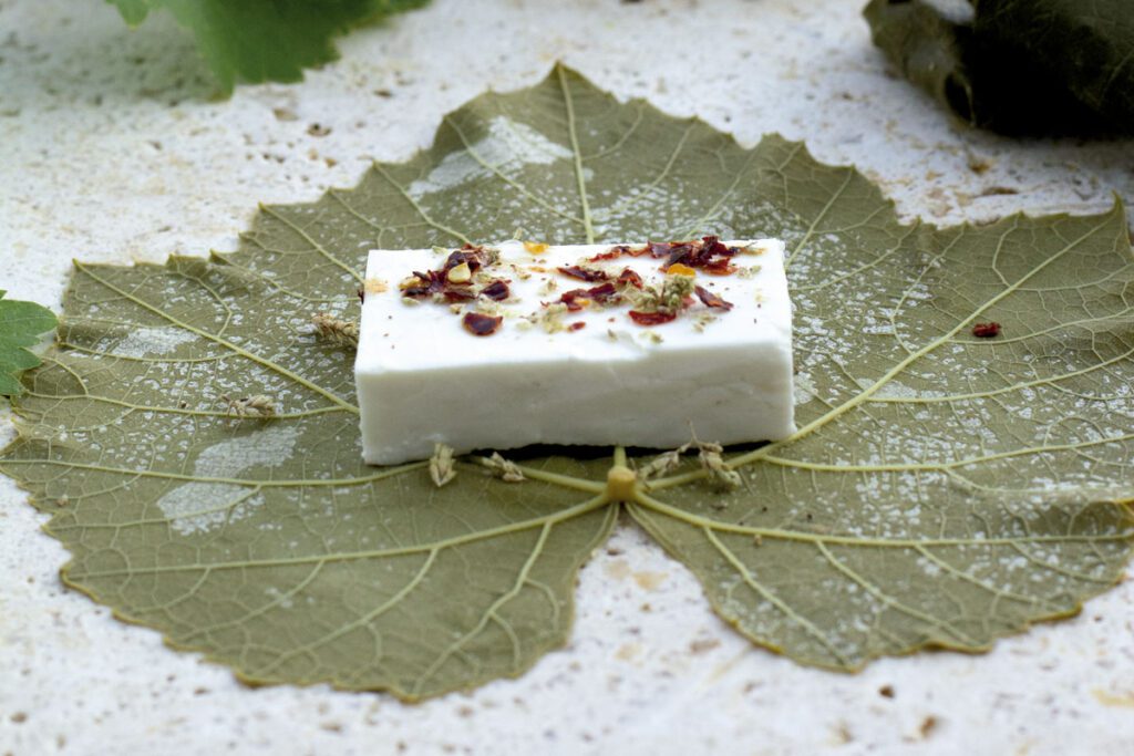Receta de comida griega: hojas de parra rellenas de queso feta Queso feta hojas de parra