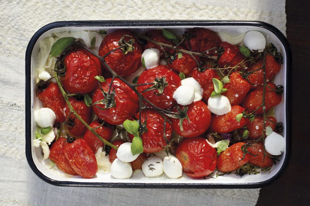 Aprenda a preparar estos tomates horneados con mozzarella Tomates horneados